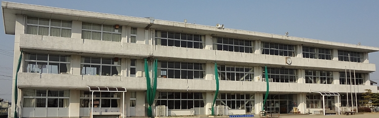 大江小学校の外観の写真