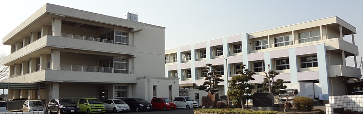 東江小学校の外観の写真