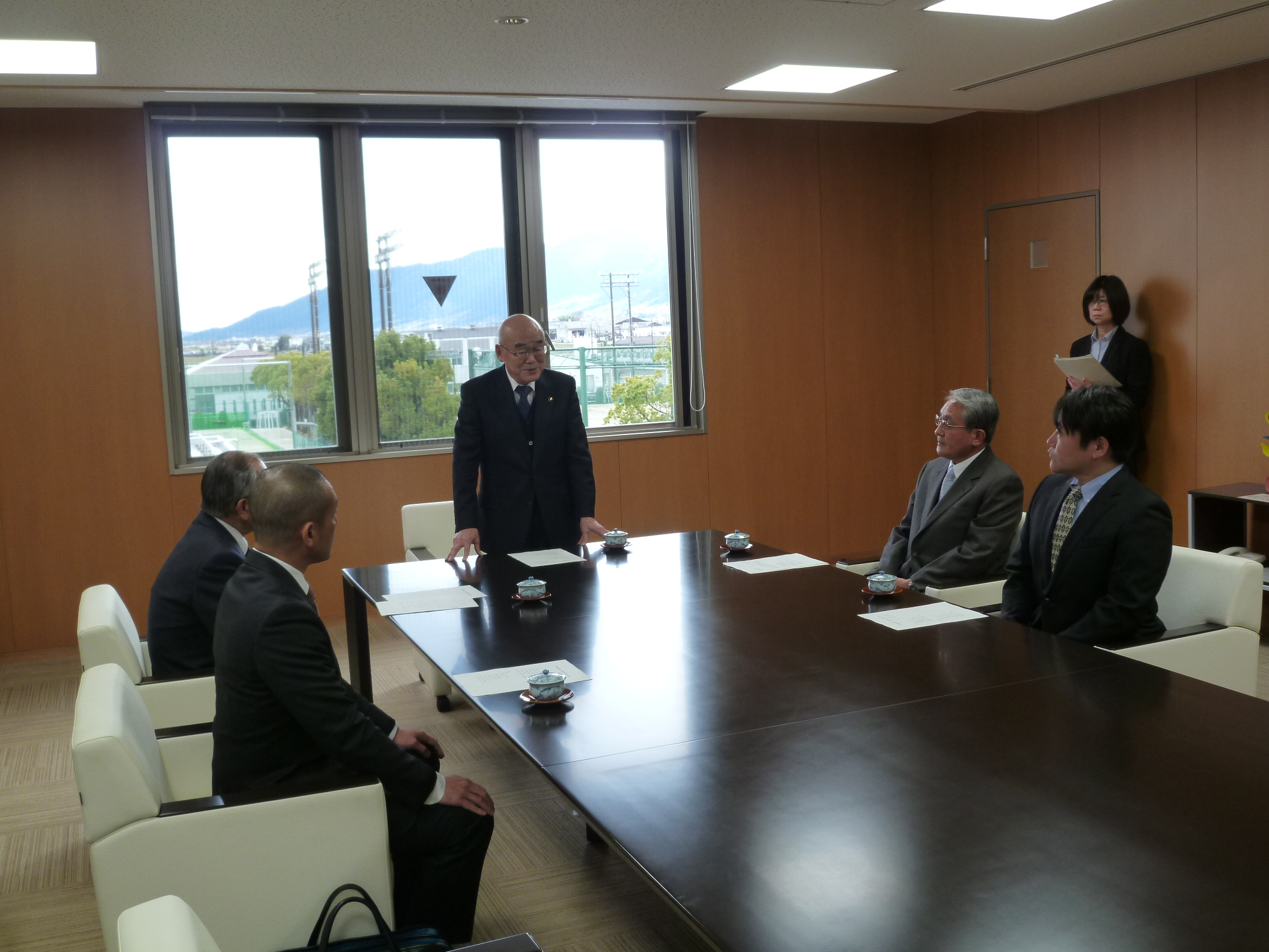 市長公室にて締結している様子