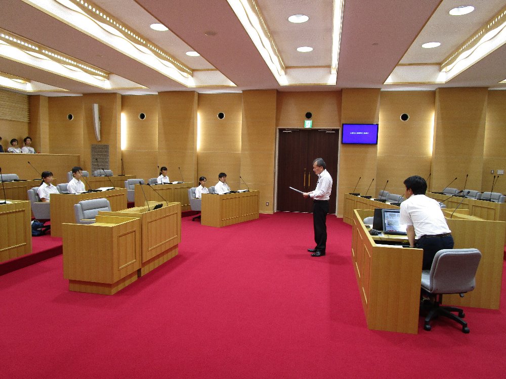 海津っ子議会の子どもが議会制度の説明を受けている写真