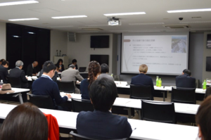 平成31年度かいづ夢づくり協働事業　プレゼンテーションを見ている様子