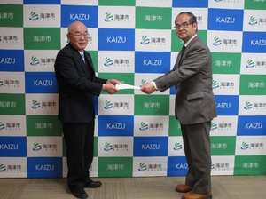 平成31年度かいづ夢づくり協働事業　市長へ報告書提出の様子