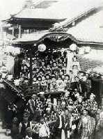 昔の山車を使った祭礼の様子の写真
